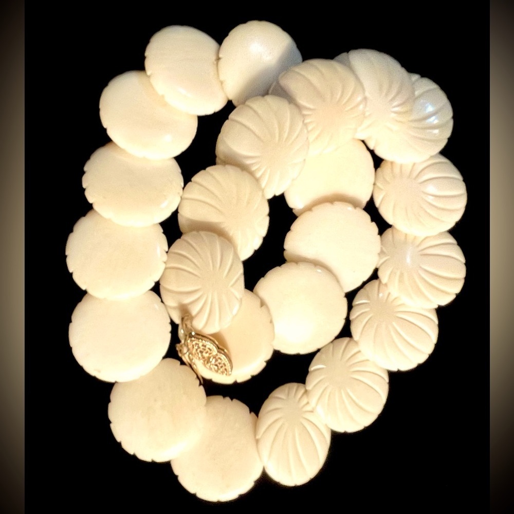 Vintage carved Bakelite disc choker necklace​​ - Picture 6 of 7